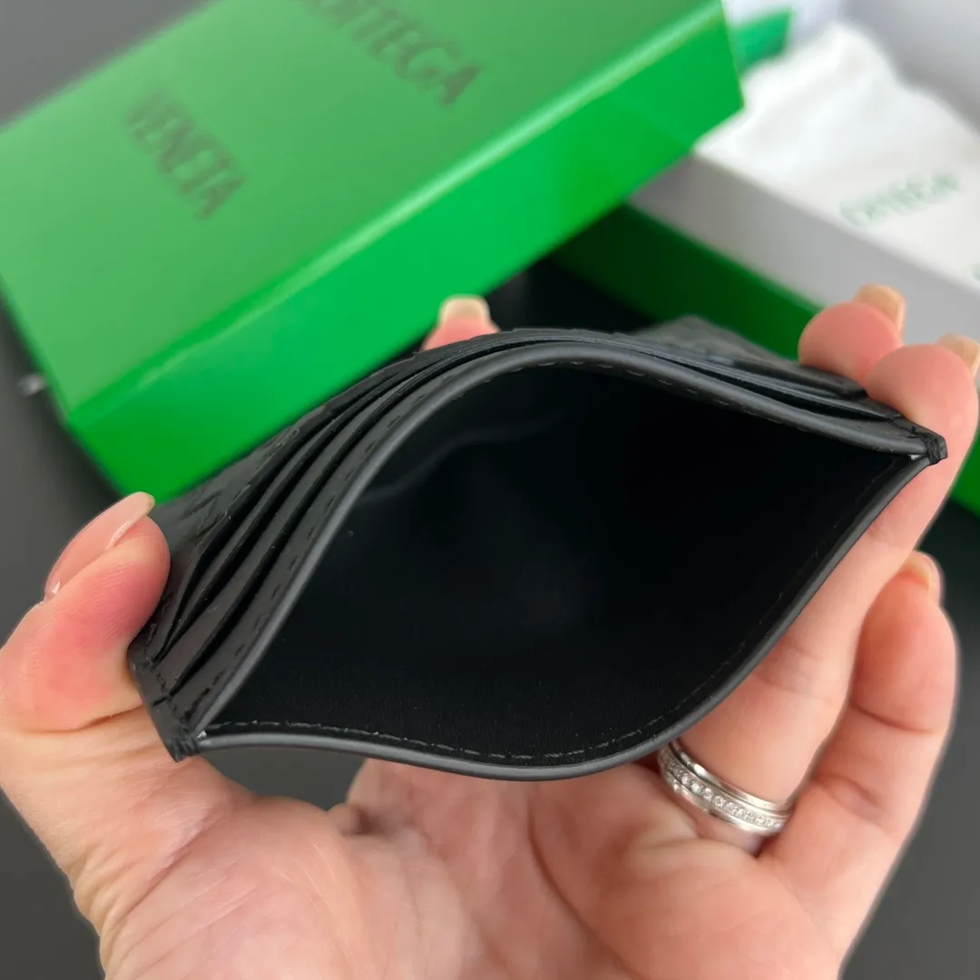#BV New Small Woven Card Holder 817397 Simple and exquisite card holder. Small, light and easy to carry. Put it directly in your pocket or put it in a small bag. It is made of cowhide and feels soft to the touch. There are 6 card slots on both sides and the main card slot in the middle. It is enough for daily use. In the era of no cash, the card holder is more convenient and practical. The card holder that everyone needs. Size: 11x8x0.2 P400
